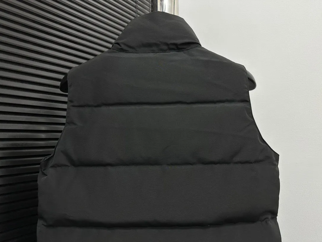 P360 【Canada Goose】Canada Goose #Freestyle Crew 4154M men’s and women’s vest down ➖ Imported Behringer embroidery machine with customized 10,000-needle embroidery logo! ➖ Imported 21-count polyester-cotton blended original fabric, using Feather-Light 10D waterproof coating fabric, made of 84.5% polyester fiber and 15.5% cotton, 100% the best feel in the entire network! ➖ The genuine official website uses the national standard 80 white duck down, and will never be misled by false claims such as 90 down or goose down! ➖ 100% nylon nylon lining with double double-layer sealing design to prevent velvet from running away. Top-grade polar fleece is used in the collar and pockets to keep warm and comfortable! ➖ Yoshida YKK provides original custom-made electroplated sliders. YKK two-way lockable zippers are tight and smooth and will not peel off paint! ➖ 3M composite original Velcro is durable, and all accessories and hardware are disassembled and customized! ⛔No slander, no exaggeration, no need for too much copywriting, because it is focused, it is professional!  SIZE: XS S M L XL XXL